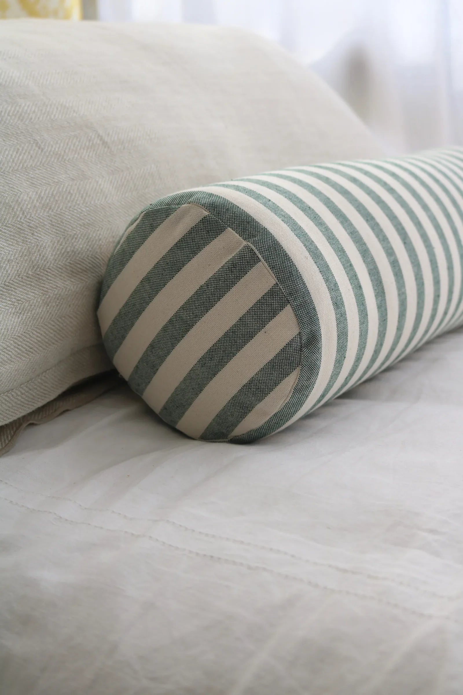 Cojín tubular tela rayas verde
